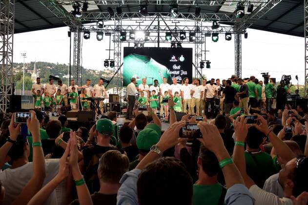Aktuell Fußball, Frankreich, AS St. Etienne präsentiert neues Trikot Roalnd Romeyer (president saint etienne) und seine Spieler FOOTBALL : - Pressekonferenz und Trikotpräsentation AS Saint Etienne - Ligue 1 - 02 07 2015 FredericChambert 