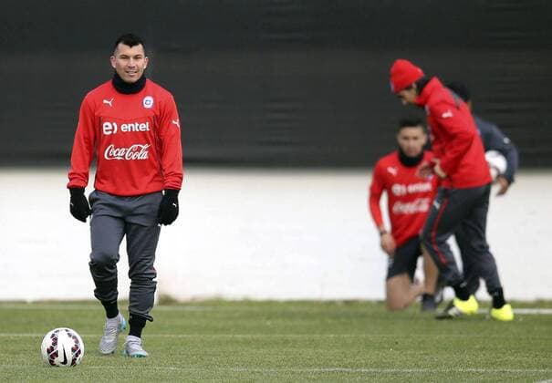 Chile s Gary Medel (L) attends a training session in Santiago, Chile, on July 2, 2015. Chile will face Argentina in the final match of the America Cup Chile 2015 on Saturday. Juan Roleri TELAM) (vf) (SP)CHILE-SANTIAGO-COPA AMERICA-TRAINING e TELAM 