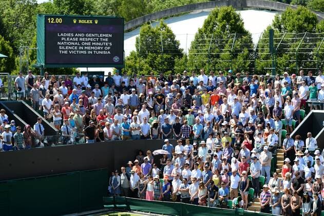Aktuell Tennis, Schweigeminute in Wimbledon . 03 07 2015. London, United Kingdom. Tennis fans observe a minute silence in memory for the victims of the Tunisia attack on day 5 of the Wimbledon Tennis Championships.  xAndrewxParsonsx xixImagesx IIM-10679-0001