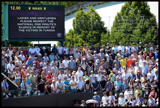 Aktuell Tennis, Schweigeminute in Wimbledon . 03 07 2015. London, United Kingdom. Tennis fans observe a minute silence in memory for the victims of the Tunisia attack on day 5 of the Wimbledon Tennis Championships.  xAndrewxParsonsx xixImagesx IIM-10679-0007