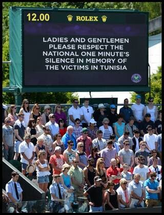 Aktuell Tennis, Schweigeminute in Wimbledon 03 07 2015. London, United Kingdom. Tennis fans observe a minute silence on court No2 in memory for the victims of the Tunisia attack on day 5 of the Wimbledon Tennis Championships.  xAndrewxParsonsx xixImagesx IIM-10679-0014