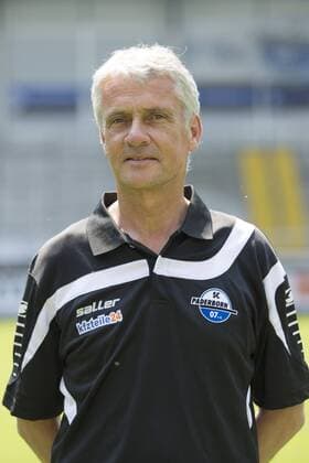 Aktuell Fußball, 2. BL, SC Paderborn 07 Porträttermin Paderborn, Deutschland 03. Juli 2015: 2015 2016 - SC Paderborn 07 Mannschaftsarzt Dr. Hans Walter Hemmen (SC Paderborn) rp