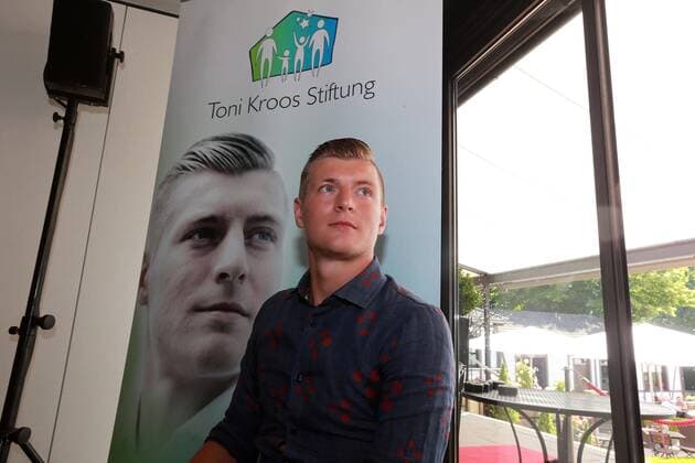 Toni Kroos Stiftung Vorstellung im Club Astoria Köln Toni Kroos vor seinem Stiftungsbanner 02.07.2015