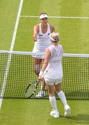 Bethanie Mattek-Sands gratuliert der Siegerin Belinda Bencic (SUI) am Netz Tennis - Wimbledon 2015 - Grand Slam ITF ATP Tennis Herren WTA Tennis Damen - AELTC - London - - Great Britain - 3 July 2015. Juergen Hasenkopf