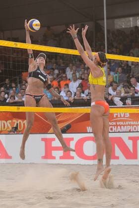03.07.2015, Den Haag, Hofvijver Stadion World Championships Weltmeisterschaft 2015, Halbfinale Angriff Ilka Semmler ( 2 GER), Fernanda Alves ( 2 BRA)