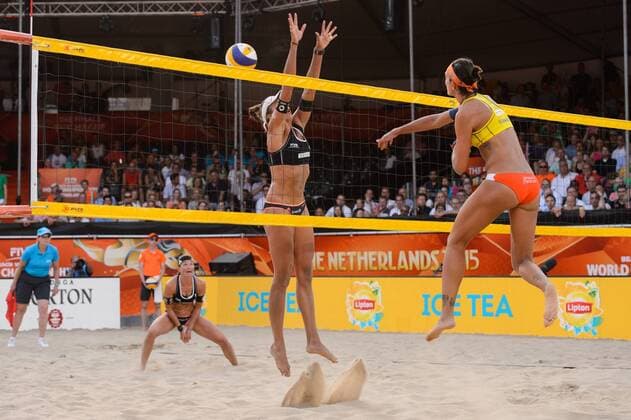 03.07.2015, Den Haag, Hofvijver Stadion World Championships Weltmeisterschaft 2015, Halbfinale Block Ilka Semmler ( 2 GER) - Angriff Fernanda Alves ( 2 BRA)