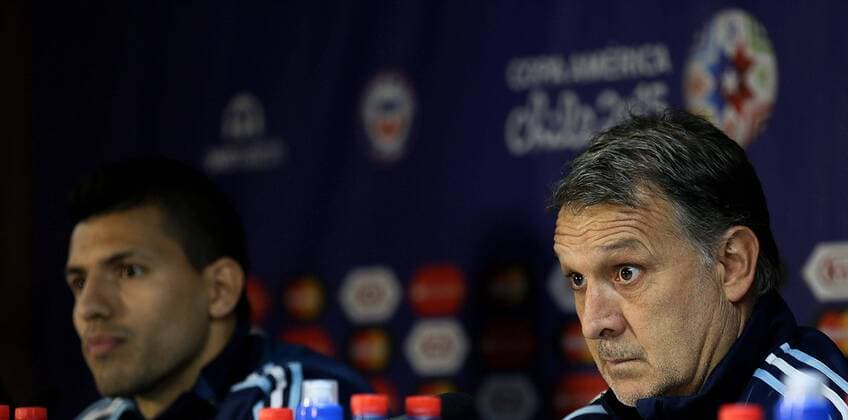 Argentina s head coach Gerardo Martino (R) and Sergio Aguero take part in a press conference PK Pressekonferenz in Santiago, Chile, on July 3, 2015. Argentina will face Chile in the final match of the Copa America Chile 2015. Claudio Fanchi ) (vf) (SP)CHILE-SANTIAGO-COPA AMERICA-ARGENTINA TELAM 