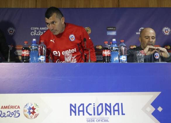 Chile s head coach Jorge Sampaoli (R) and Gary Medel take part in a press conference PK Pressekonferenz in Santiago, Chile, on July 3, 2015. Chile will face Argentina in the final match of the Copa America Chile 2015. Juan Roleri TELAM) (vf) (SP)CHILE-SANTIAGO-COPA AMERICA-PRESS CONFERENCE e TELAM 