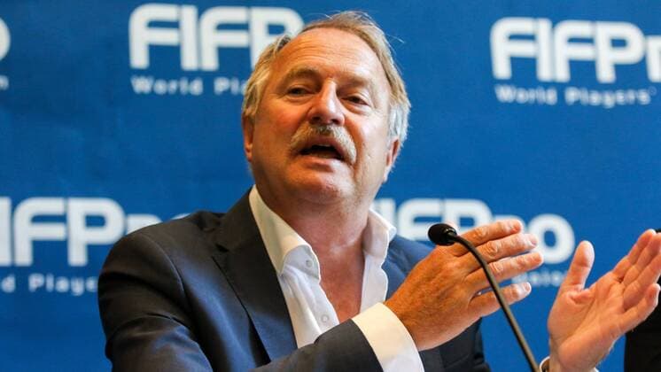 Theo van Seggelen (Generalsekretär, Secretary-General of FIFPro) Porträt, Portrait, auf der Pressekonferenz der Gewerkschaft FIFPro World Players Union, gibt Anweisungen, gestikuliert, mit den Armen gestikulieren, gives instructions, gesticulate, Fussball, FIFA Frauen-WM 2015, Pressekonferenz, xozx