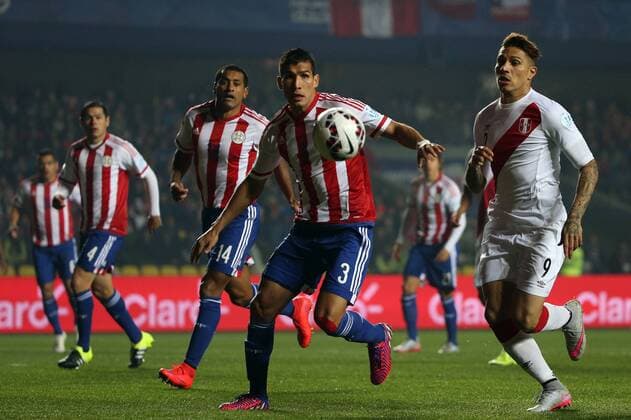 Aktuell Fußball, Copa America, Spiel um Platz 3, Peru - Paraguay Football, Peru v Paraguay. Copa America 2015. Peru s player Paolo Guerrero, right, battles for the ball against Marcos Antonio Caceres of Paraguay during the Copa America 2015 third place, at Bicentenario Ester Roa stadium. Concepcion, Chile. 03 07 2015 Dragomir Yankovic Photosport Peru v Paraguay, tercer lugar Copa America 2015. 