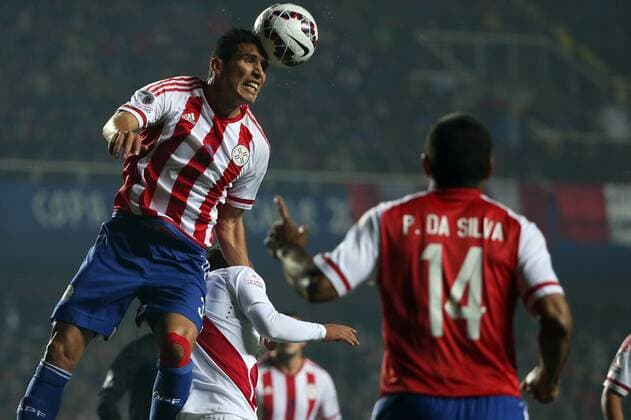 Aktuell Fußball, Copa America, Spiel um Platz 3, Peru - Paraguay Football, Peru v Paraguay. Copa America 2015. Paraguay s player Marcos Antonio Caceres, left, battles for the ball against defense of Peru during the Copa America 2015 third place, at Bicentenario Ester Roa stadium. Concepcion, Chile. 03 07 2015 Dragomir Yankovic Photosport Peru v Paraguay, tercer lugar Copa America 2015. 