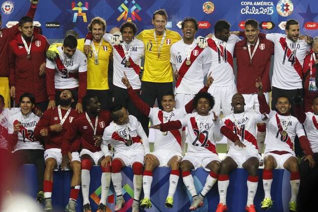 Aktuell Fußball, Copa America, Spiel um Platz 3, Peru - Paraguay Football, Peru v Paraguay. Copa America 2015. Peru s players celebrate their victory against Paraguay for Copa America 2015 third place, at Bicentenario Ester Roa stadium. Concepcion, Chile. 03 07 2015 Alejandro Zonez Photosport Peru v Paraguay, tercer lugar Copa America 2015. 