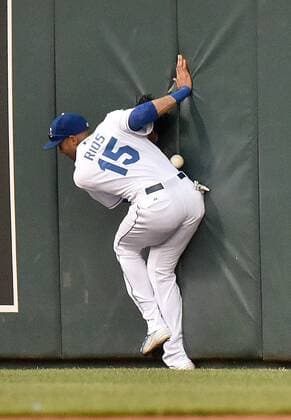 July 03, 2015: Kansas City Royals rightfielder Alex Rios (15) misses catching a foul ball in the fifth inning during a Major League Baseball game between the Minnesota Twins and the Kansas City Royals at Kauffman Stadium in Kansas City. The Royals won in ten innings, 3-2. MLB Baseball Herren USA JUL 03 Twins at Royals Icon150703027 EDITORIAL USE ONLY