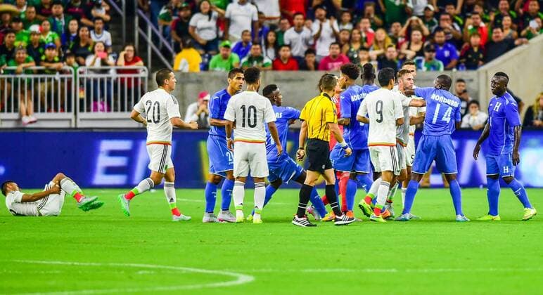 July 1, 2015: Tempers flared late in the match during the Mexico vs Honduras soccer match at NRG Stadium, Houston, Texas. SOCCER: JUL 01 Mexico v Honduras Icon150701049 EDITORIAL USE ONLY