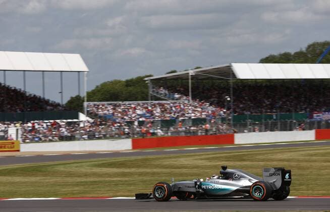 Motorsports: FIA Formula One World Championship WM Weltmeisterschaft 2015, Grand Prix of Great Britain, 44 Lewis Hamilton (GBR, Mercedes AMG Petronas Formula One Team), xHOCHxZWEIx