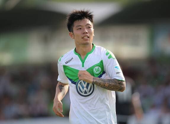 Torschütze Xizhe Zhang (VfL Wolfsburg) freut sich über seinen treffer. VfL Wolfsburg 7-0 Veltins Auswahl