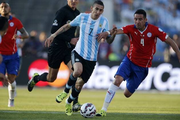 Aktuell Fußball, Copa America, Finale, Chile - Argentinien Football, Chile v Argentina Copa America 2015 . Argentina s player, Angel Di María, left, battles for the ball against Mauricio Isla of Chile during the finals of the Copa America 2015 football match held at the Nacional stadium in Santiago, Chile. 04 07 2015 Andres Pina Photosport Chile v Argentina o00 Nationalteam , Copa America 2015. 