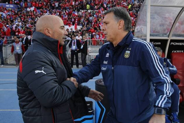 Aktuell Fußball, Copa America, Finale, Chile - Argentinien Football, Chile v Argentina Copa America 2015 . Chile s Head Coach Jorge Sampaoli waves Gerardo Martino before the match against Argentina for final of the 2015 Copa America at the National stadium in Santiago, Chile. 04 07 2015 Marcelo Hernandez Photosport Chile v Argentina o00 Nationalteam , Copa America 2015. 