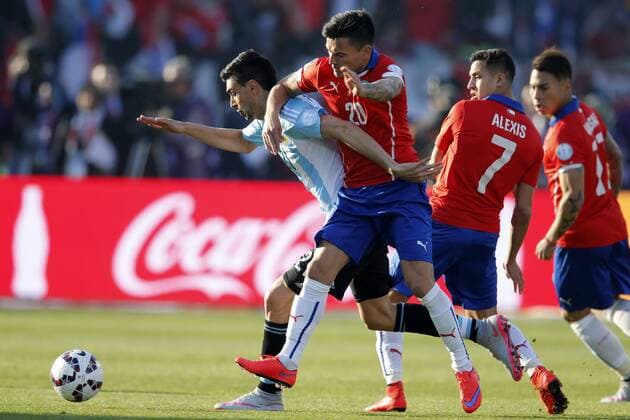 Aktuell Fußball, Copa America, Finale, Chile - Argentinien Football, Chile v Argentina Copa America 2015 . Argentina s player, Javier Pastore, left, battles for the ball against Charles Aranguiz of Chile during the finals of the Copa America 2015 football match held at the Nacional stadium in Santiago, Chile. 04 07 2015 Andres Pina Photosport Chile v Argentina o00 Nationalteam , Copa America 2015. 