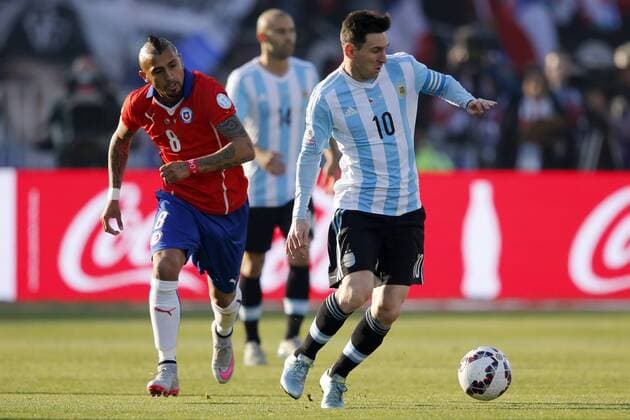 Aktuell Fußball, Copa America, Finale, Chile - Argentinien Football, Chile v Argentina Copa America 2015 . Argentina s player, Lionel Messi, center, battles for the ball against Arturo Vidal of Chile during the finals of the Copa America 2015 football match held at the Nacional stadium in Santiago, Chile. 04 07 2015 Andres Pina Photosport Chile v Argentina o00 Nationalteam , Copa America 2015. 