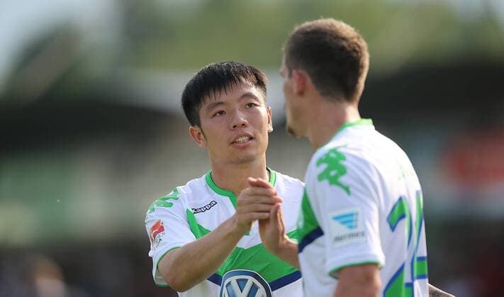 Torschütze Xizhe Zhang (VfL Wolfsburg) freut sich über seinen treffer. rechts Sebastian Jung (VfL Wolfsburg) VfL Wolfsburg 7-0 Veltins Auswahl