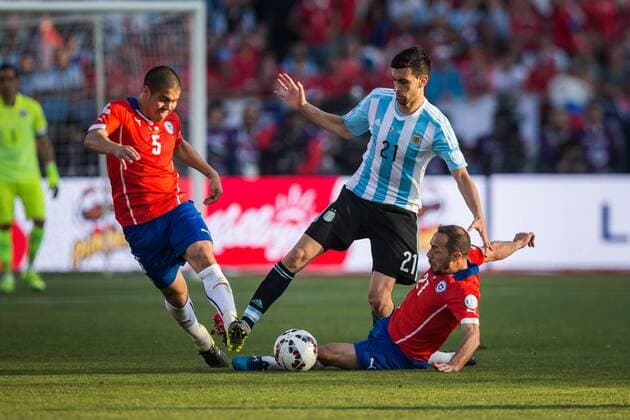 Chile x Argentina SANTIAGO, CHILE - 04 07 2015: CHILE X ARGENTINA - Francisco Silva of Chile and chi21 ball dispute with J. Pastore of Argentina during the match between Chile x Argentina, valid for the final of the Copa America 2015 held at the National Stadium Julio Mart?nez Pr?danos. (Photo: Marcelo Machado de Melo FotoArena)  MarceloxMachadoxdexMelo