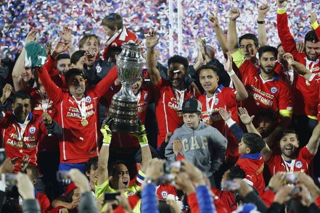 Football, Chile v Argentina. Copa America 2015 . Chile s player Claudio Bravo up the trophy after the victory against Argentina for finals of the 2015 Copa America at Nacional stadium. Santiago, Chile. 04 07 2015 Marcelo Hernandez Photosport Chile v Argentina, Copa America 2015. 