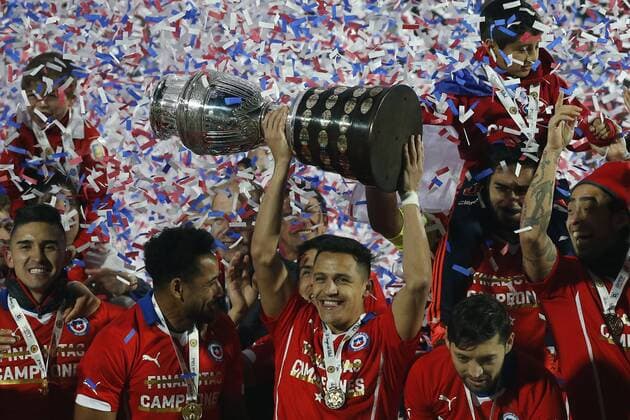 Football, Chile v Argentina. Copa America 2015 . Chile s player Alexis Sanchez up the trophy after the victory against Argentina for finals of the 2015 Copa America at Nacional stadium. Santiago, Chile. 04 07 2015 Marcelo Hernandez Photosport Chile v Argentina, Copa America 2015. 