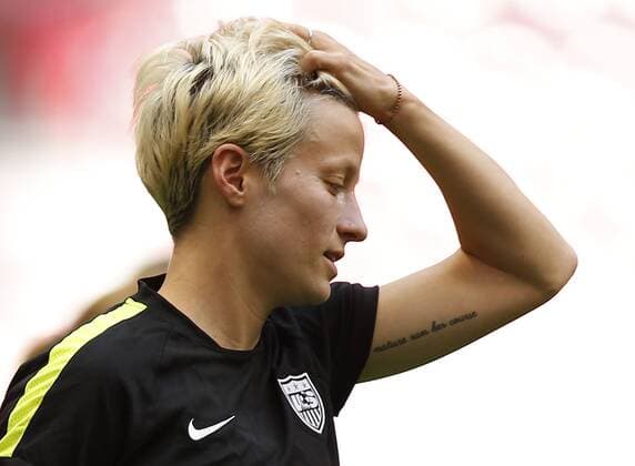 (150705) -- VANCOUVER, July 5, 2015 -- Megan Rapinoe of the U.S. shows her tatoo during a training session in Vancouver, Canada, July 4, 2015, one day ahead of the final between the United States and Japan at the 2015 FIFA Women s World Cup. ) (SP)CANADA-VANCOUVER-FIFA WOMEN S WORLD CUP-FINAL-TRAINING DingxXu 