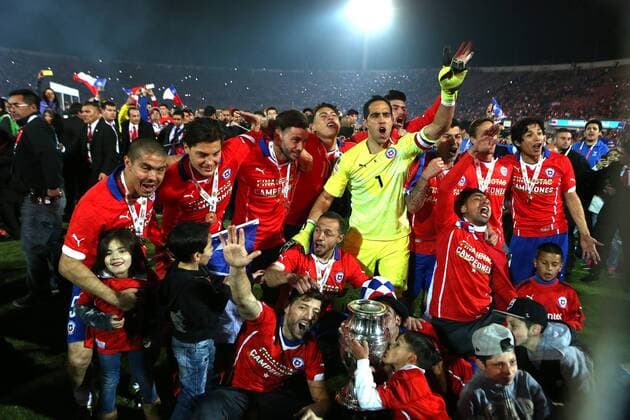 (150705) -- SANTIAGO, July 4, 2015 -- Players of Chile celebrate after the final match of the Copa America Chile 2015 against Argentina, at the National Stadium, in Santiago, capital of Chile, on July 4, 2015. Chile won the final match of the Copa America 2015 against Argentina after the penalty kick 4-1. ) (SP)CHILE-SANTIAGO-COPA AMERICA-FINAL-CHILE VS ARGENTINA XUxZIJIAN 