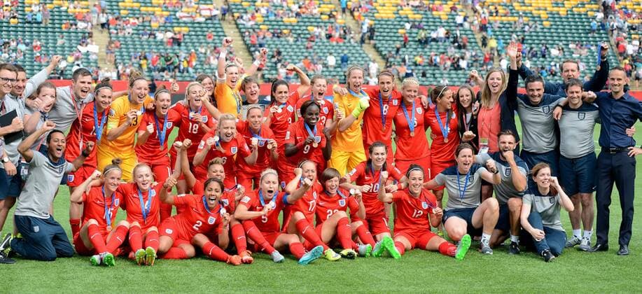 (150705) -- EDMONTON, July 4, 2015 -- Players of England pose for photo after the third place match of the FIFA 2015 Women s World Cup against Germany at Commonwealth Stadium, in Edmonton, Canada, on July 4, 2015. England defeated Germany 1-0 in extra time and won the third place of the FIFA 2015 Women s World Cup. ) (SP)CANADA-VANCOUVER-FIFA WOMEN S WORLD CUP-THIRD PLACE WangxYuguo 