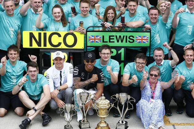 Motorsports: FIA Formula One World Championship WM Weltmeisterschaft 2015, Grand Prix of Great Britain, 6 Nico Rosberg (GER, Mercedes AMG Petronas Formula One Team), 44 Lewis Hamilton (GBR, Mercedes AMG Petronas Formula One Team), Paddy Lowe (GBR, Mercedes AMG Petronas Formula One Team), xHOCHxZWEIx