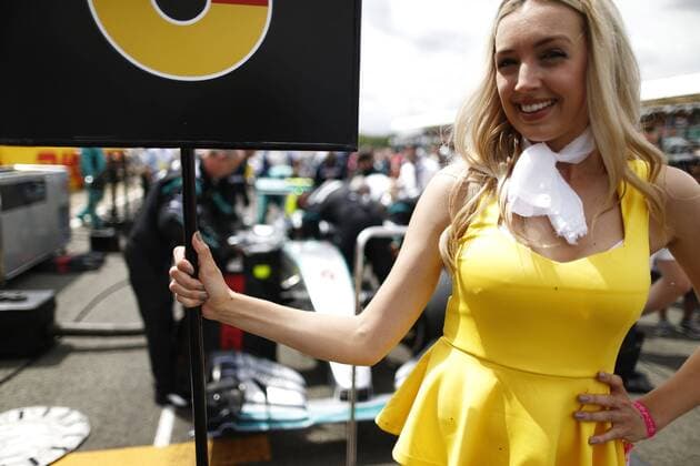 Motorsports: FIA Formula One World Championship WM Weltmeisterschaft 2015, Grand Prix of Great Britain, grid girl xHOCHxZWEIx