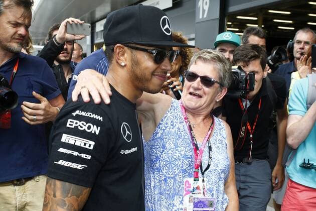 Motorsports: FIA Formula One World Championship WM Weltmeisterschaft 2015, Grand Prix of Great Britain, 44 Lewis Hamilton (GBR, Mercedes AMG Petronas Formula One Team) with his mother Carmen Lockhart xHOCHxZWEIx