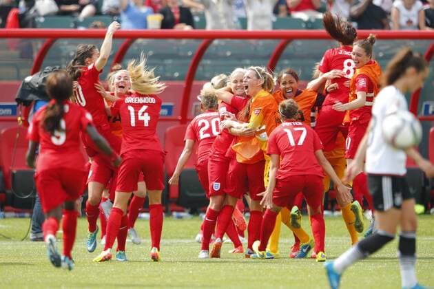 England team group Mannschaftsbild Totale (ENG), JULY 4, 2015 - Football Soccer : England team celebrates after scoring team s 1st goal during the FIFA Women s World Cup Canada 2015 third place match between Germany and England at Commonwealth Stadium in Edmonton, Canada. NOxTHIRDxPARTYxSALES.  (qdwa041740)