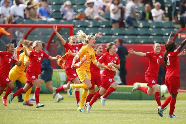 England team group Mannschaftsbild Totale (ENG), JULY 4, 2015 - Football Soccer : England team celebrates after game during the FIFA Women s World Cup Canada 2015 third place match between Germany and England at Commonwealth Stadium in Edmonton, Canada. NOxTHIRDxPARTYxSALES.  (qdwa041743)