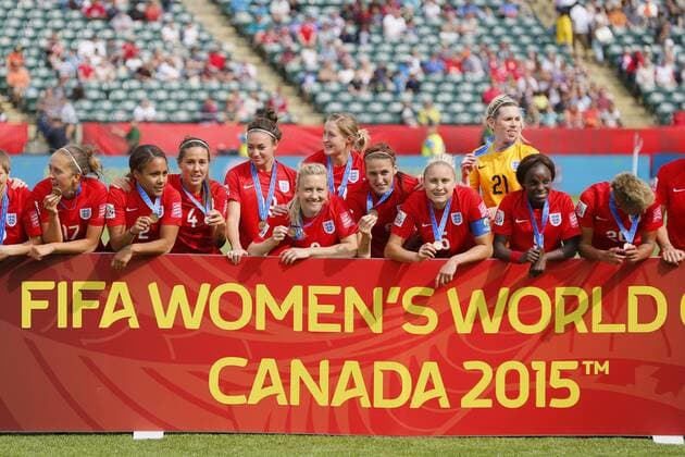 (L-R) England team group Mannschaftsbild Totale (ENG), JULY 4, 2015 - Football Soccer : England team celebrates after game during the FIFA Women s World Cup Canada 2015 third place match medal ceremony at Commonwealth Stadium in Edmonton, Canada. NOxTHIRDxPARTYxSALES.  (qdwa041758)