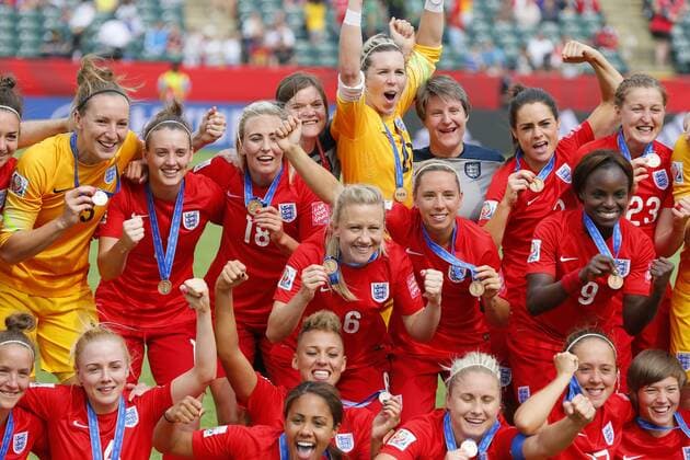 (L-R) England team group Mannschaftsbild Totale (ENG), JULY 4, 2015 - Football Soccer : England team celebrates after game during the FIFA Women s World Cup Canada 2015 third place match medal ceremony at Commonwealth Stadium in Edmonton, Canada. NOxTHIRDxPARTYxSALES.  (qdwa041761)