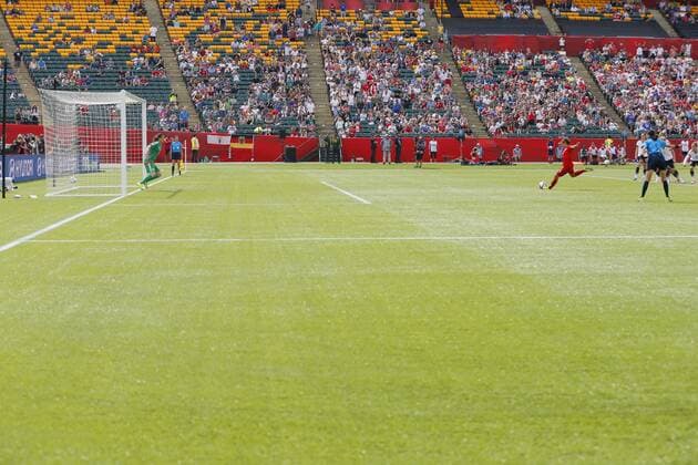 (L-R) Nadine Angerer (GER), Karen Carney (ENG), JULY 4, 2015 - Football Soccer : Karen Carney of England takes a penalty kick and scores a goal during the FIFA Women s World Cup Canada 2015 third place match between Germany 0-1 England at Commonwealth Stadium in Edmonton, Canada. NOxTHIRDxPARTYxSALES.  (qdwa041762)