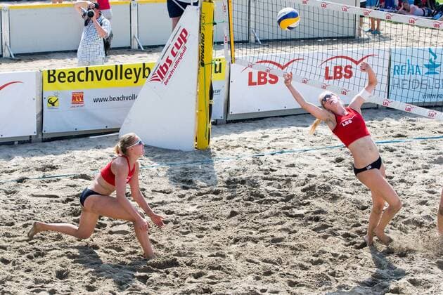 Heidelberg Lisa Arnholdt (Team Arnholdt Welsch, DJK Schwaebisch Gmuend) und Lisa Arnholdt (Team Arnholdt Welsch, DJK Schwaebisch Gmuend) fast geschlagen LBS Cup Beachvolleyball A-Top Turnier Damen und Herren in Heidelberg, 4. 5.07.2015 Beachvolleyball, Neckarwiese, LBS Cup, A-Top, A+, Volleyball, Beach, Sand, Sommer, Heidelberg, Heidelberger TV Copyright: Wuechnerx xEibner-Pressefoto EP_nwr