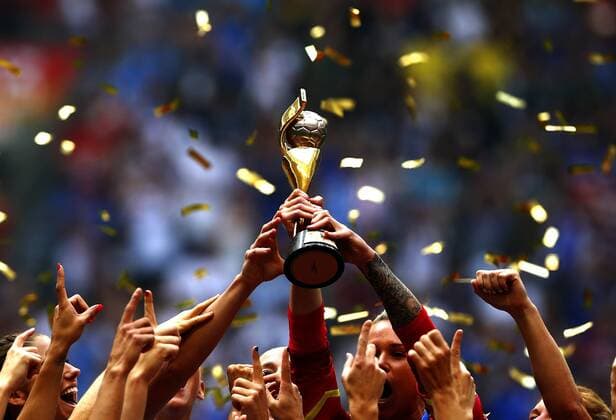 (150706) -- VANCOUVER, July 6, 2015 -- Players of the United States celebrate with the trophy during the victory ceremony for the 2015 FIFA Women s World Cup in Vancouver, Canada on July 5, 2015. The United States claimed the title after defeating Japan with 5-2. ) (SP)CANADA-VANCOUVER-FIFA WOMEN S WORLD CUP-FINAL-USA VS JPN DingxXu 