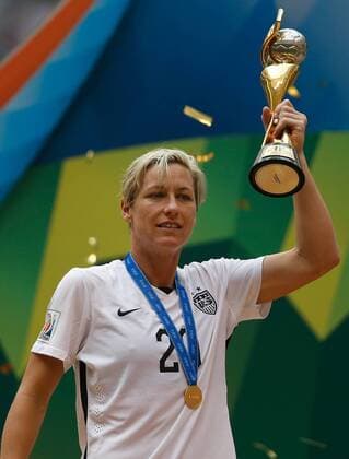 Aktuell Fußball, Damen WM, Finale, USA - Japan (150706)-- VANCOUVER, July 6, 2015 -- Abby Wambach of the United States celebrates with the trophy during the victory ceremony for the 2015 FIFA Women s World Cup in Vancouver, Canada on July 5, 2015. The United States claimed the title after defeating Japan with 5-2. ) (SP)CANADA-VANCOUVER-FIFA WOMEN S WORLD CUP-FINAL-USA VS JPN WangxLili 