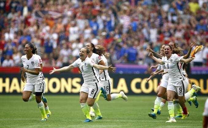 Aktuell Fußball, Damen WM, Finale, USA - Japan (150706) -- VANCOUVER, July 6, 2015 -- Players of the United States celebrate after defeating Japan in the the final of FIFA Women s World Cup 2015 at BC Place Stadium in Vancouver, Canada on July 5, 2015. The United States claimed the title after defeating Japan with 5-2. ) (SP)CANADA-VANCOUVER-FIFA WOMEN S WORLD CUP-FINAL-USA VS JPN DingxXu 