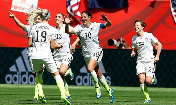 Aktuell Fußball, Damen WM, Finale, USA - Japan (150706) -- VANCOUVER, July 6, 2015 -- Carli Lloyd (2nd R) of the United States celebrates second goal with teammates during the final of FIFA Women s World Cup 2015 between the United States and Japan at BC Place Stadium in Vancouver, Canada on July 5, 2015. ) (SP)CANADA-VANCOUVER-FIFA WOMEN S WORLD CUP-FINAL-USA VS JPN WangxLili 