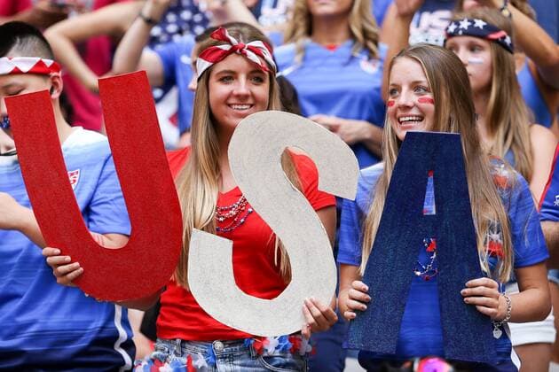 weibliche Fans der USA mit den Buchstaben U, S und A, Fans, Publikum, Zuschauer, Stimmung, Atmosphäre, Stadion, Fussball, FIFA Frauen-WM 2015, Finale, USA - Japan, xozx