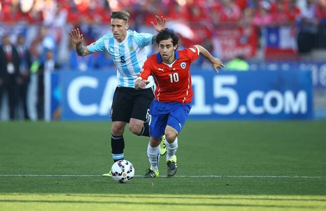 Argentina s Lucas Biglia, left, challenges Chile s Jorge Valdivia, right, during the Copa America 2015 final soccer match between Chile and Argentina at the National Stadium in Santiago, Chile, 4 July 2015. It only took one second for Chile to erase more than a century¡¯s worth of distinguished but ultimately fruitless soccer. The long wait for international glory is finally over. Argentina¡¯s goes on agonizingly longer. Alexis Sanchez¡¯s tranquil penalty finished off Argentina 4-1 in a shootout and won the 2015 Copa America for Chile in Santiago. Chile played its first international match Länderspiel in 1910, and before Saturday, a third-place finish at the 1962 World Cup and a handful of runner-up finishes at the Copa America represented the nation¡¯s most notable performances. A full 90 minutes and two periods of extra time weren¡¯t enough to break the scoreless deadlock between Chile and the favored Argentines on Saturday. Matias Fernandez and Lionel Messi opened the shootout by scoring their penalties, and Chile¡¯s Arturo Vidal fired home a hard shot into the lower left-hand corner despite Sergio Romero getting a hand on it. Gonzalo Higuain missed high with his penalty and after Charles Aranguiz scored, Ever Banega¡¯s penalty was saved by Chilean keeper Claudio Bravo, handing Sanchez the opportunity to make history. Chile wins Copa America on penalties as Messi, Argentina come up short again pbu298895_13