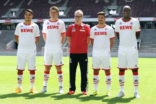 Fussball, Bundesliga, Deutschland, Herren, Porträttermin Saison 2015 2016; 1. FC Köln: Trainer Peter Stöger (FC Köln) mit den Neuzugängen: v.li.: Philipp Hosnier (FC Köln), Dominique Heintz (FC Köln), Milos Jojic (FC Köln), Anthony Modeste (FC Köln).