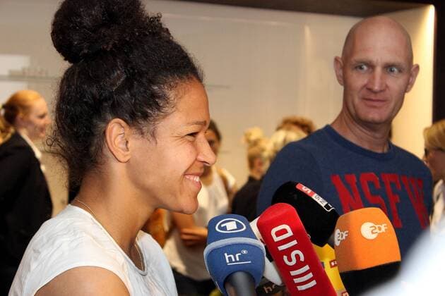 06.07.2015 Frankfurt am Main, Flughafen, DFB Ankunft der Deutschen Frauen Nationalmannschaft nach der WM in Kanada Celia Sasic stellt sich den Journalisten