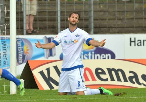 05.07.2015,Fussball, 5. Liga 2. Liga, Saison 2015 2016, Testspiel, Heidewald-Stadion, Gütersloh FC GÜTERSLOH - SC PADERBORN 07 2 - 5 (nach 65. Minuten wegen Unwetter abgebrochen) Nick Proschwitz (SC Paderborn 07), Aktion, Einzelbild, Quer, Mimik, Gestik, Enttäuscht, Enttäuschung, Reklamieren, Protestieren