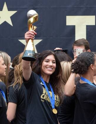 Goal keeper Hope Solo holds the trophy aloft as the United States of America women s soccer team celebrate their 2015 Women s World Cup victory during a rally at Microsoft Square in Los Angeles on July 7, 2015.  LAP2015060702 JIMxRUYMEN